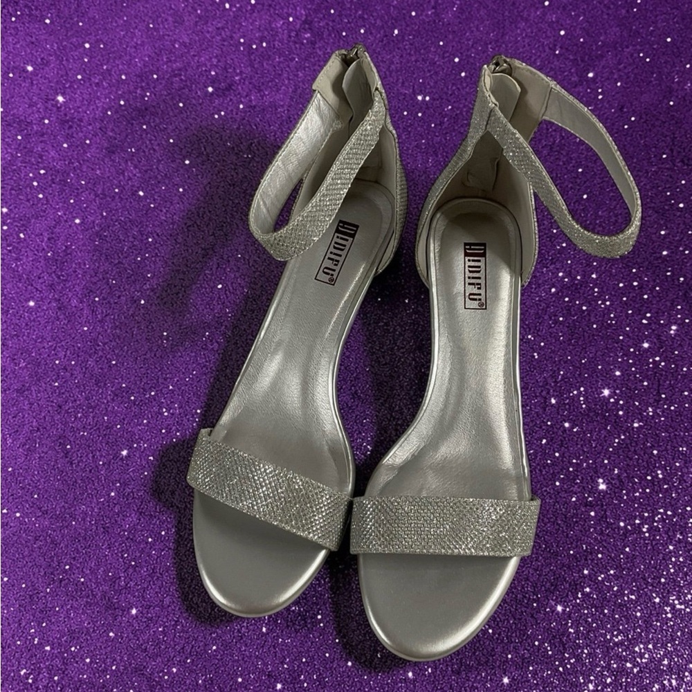 !D!FU In2slim Size 8M Silver Kitten Heel Ankle-Strap Dress Sandals with Back Zip